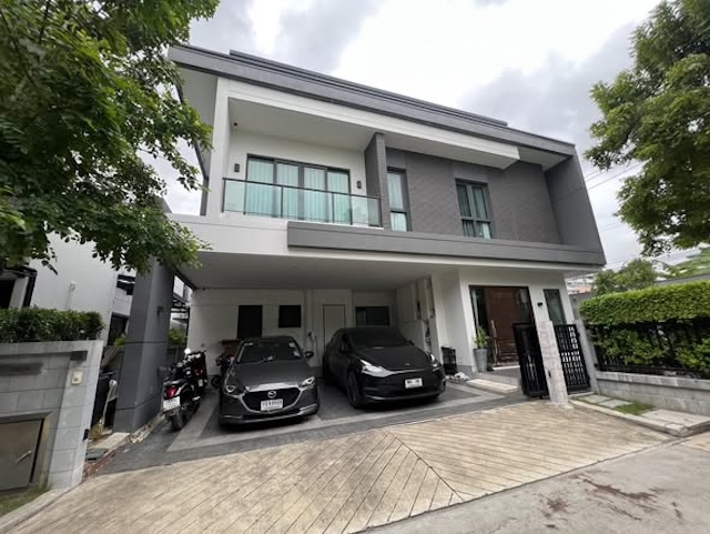 BS1045  ขายบ้านเดี่ยวหรู The City สุขุมวิท อ่อนนุช 70 แปลงมุม Smart Home พร้อมโซลาร์เซลล์ ใกล้ศรีนครินทร์ ลดราคา 2 ล้านติดต่อ Agent คุณบัว (Bua)Tel: 093-646-4597 LINE ID: Bua093โปรโมชั่นพิเศษ เหลือเพียง 18 ล้านบาทโครงการ The City Sukhumvit Onnutที่ตั้ง ซอยอ่อนนุช 70/1 แขวงประเวศ เขตประเวศ กรุงเทพมหานครขนาดพื้นที่ที่ดิน 66 ตารางวาพื้นที่ใช้สอย 286 ตารางเมตรแปลงมุมลักษณะบ้านบ้านเดี่ยว 2 ชั้น4 ห้องนอน 5 ห้องน้ำห้องน้ำในตัวทุกห้