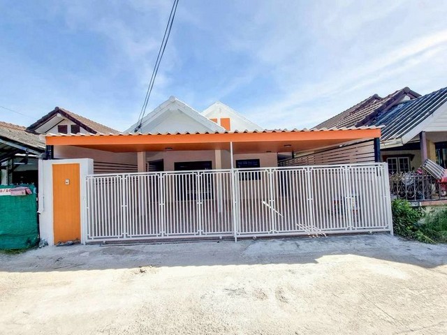 ##บ้านเดี่ยวทำเลทอง #ชาคริตวิลล่า รีโนเวทใหม่ทั้งหลัง #บ้านใกล้เครือสหพัฒน์ #บ้านใกล้นิคมแหลมฉบัง เดินทางสะดวกสุดๆ ใกล้ถนนเส้นหลัก ใกล้แหล่งของกินและสิ่งอำนวยความสะดวกครบครัน #ลดราคาลงจาก 2.29 ล้าน เหลือเพียง 2.1 ล้านบาท!!(ขายต่ำกว่าราคาประเมิน มีเงินเหลือ 3 แสน!).#รายละเอียดบ้าน- เนื้อที่ 30 ตารางวา- 3 ห้องนอน- 2 ห้องน้ำ- 1 ห้องครัว- 2 ที่จอดรถ.#แถมฟรี - ชุดเซ็ตโซฟา- เตาแก๊�