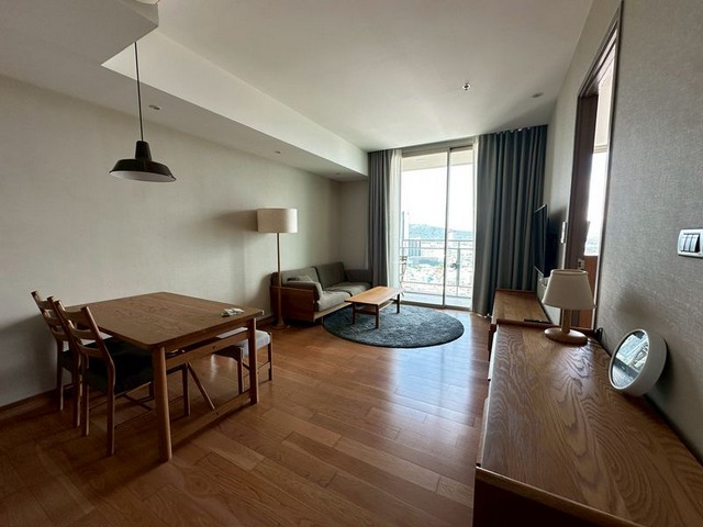 TEL : 092-288 9359 คุณดนิตาLine : https://line.me/ti/p/yxo92dHWP1รายละเอียด : พื้นทึ่ขนาด 55ตรม.ชั้น26 ทะเล และเมือง1 ห้องนอน 1 ห้องน้ำ1 ห้องนั่งเล่น 1 ห้องครัวเฟอร์นิเจอร์และเครื่องใช้ไฟฟ้าครบ ทำเลดีมาก ใจกลางเมืองศรีราชา เดินทางสะดวก สถานที่ใกล้เคียง :- ใกล้ห้าง Atara mall- Maxvalue - Robinson Sriracha - รพ.พญาไท- รพ.สมิติเวช - Central Sriracha- สวนสาธารณะเกาะลอย- ตลาด และศูนย์ราชการสิ่งอำนวยความสะดวก : - ฟิตเนส- ออนเซ็น- สระว่ายน้ำ - ระบบร�