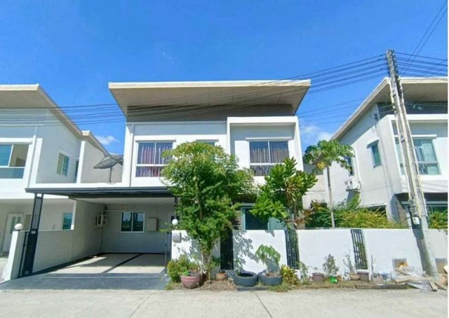 TEL : 092-288 9359 คุณดนิตาLine : https://line.me/ti/p/yxo92dHWP1ราคาขาย 3.29 ล้านบาท ค่าโอน 50/50พร้อมผู้เช่า 24,000 บาท/ต่อเดือน เริ่มสัญญาเช่า 1 ตุลาคม 2568 - 30 กันยายน 2569 ค่รายละเอียด : - พื้นที่ดิน 36.4 ตร.วา- 3 ห้องนอน  3 ห้องน้ำ- 1 ห้องอเนกประสงค์- 1 ห้องครัวบิวท์อิน พร้อมเตาและเครื่องดูดควัน- 1 ห้องนั่งเล่น- ที่จอดรถ 2 คัน- มีพื้นที่สวนหย่อมข้างบ้าน บรรยากาศร่มรื่นเฟอร์นิเจอร์ & เครื่องใช้ไฟฟ้า- ตู้เสื้อผ้า / เตียงนอ�