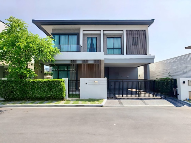 BH3989 ขายและให้เช่าบ้านเดี่ยว Bangkok Boulevard บางนา กม.5 ใกล้โรงเรียนนานาชาติ บ้านสวยพร้อมอยู่ ทำเลถนนเมนติดต่อ Agent คุณบัว (Bua)Tel: 093-646-4597 LINE ID: Bua093เช่า 120,000 บาทต่อเดือนขาย 18,500,000 บาทโครงการ Bangkok Boulevard Bangna Km.5ที่ตั้ง ซอยบางนา-ตราด 37 ตำบลบางแก้ว อำเภอบางพลี สมุทรปราการขนาดพื้นที่พื้นที่ใช้สอย 237 ตารางเมตรที่ดิน 53.2 ตารางวาลักษณะบ้านบ้านเดี่ยว 2 ชั้น4 ห้องนอน 4 ห้องน้ำจอดรถ 2 คันหน้าบ้านทิศเหนือราคา�