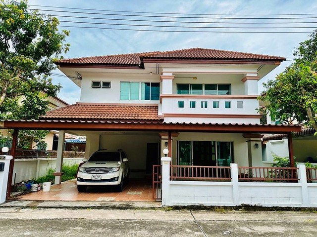 TEL : 092-288 9359 คุณดนิตาLine : https://line.me/ti/p/yxo92dHWP1รายละเอียด : เนื้อที่ขนาด 56 ตารางวาพื้นที่ใช้สอย 230 ตารางเมตรหน้าบ้านกว้าง  12 เมตร 3 ห้องนอน 3 ห้องน้ำ1 ครัวไทย1 ครัวฝรั่ง1 ห้องโถง2 ที่จอดรถ หน้าบ้านหันทางทิศใต้ค่าส่วนกลางเดือนละ 800 บาทบ้านปี 2550 ขายตามสภาพ เหมาะรีโนเวทราคาขาย 4,890,000 บาท(ต่อรองได้)ค่าธรรมเนียมโอน คนละครึ่งสิ่งอำนวยความสะดวก : - รักษาความปลอดภัย 24 ชม.- คลับเฮ้าส์ - สระว่ายน้ำ - 