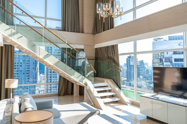 BH3985  ให้เช่า Penthouse Duplex สุขุมวิท 59 ชั้นสูงสุด 165–195 ตร.ม. ใกล้ BTS ทองหล่อ คอนโดหรูใจกลางเมืองติดต่อ Agent คุณบัว (Bua)Tel: 093-646-4597 LINE ID: Bua093ราคา 165,000 บาทต่อเดือนโครงการ Jasmine 59 Hotel Bangkokที่ตั้ง สุขุมวิท 59 แขวงคลองตันเหนือ เขตวัฒนา กรุงเทพมหานครประเภทห้อง Penthouse และ Duplex (ชั้นสูงสุด)แบบห้องและราคาPenthouse 2 และ 33 ห้องนอน 3 ห้องน้ำขนาด 165 ตร.ม.ราคา 165,000 บาทต่อเดือนPenthouse 1 และ 43 ห้องนอน 3 ห้องน้ำขนาด 195 ตร.ม.Duplex ชั้น 27–28 (สูงสุด)�