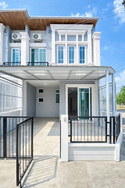 ใกล้BTS สำโรง 1.1 กม.สุขุมวิท-ลาซาล ทาวน์โฮม 3 นอน 2 น้ำ ทำเลสุขุมวิท 113 บ้านมุม 17 ตร.ว.132 ตร.ม. 23,998 B-M. ฟังก์ชันครบ เหมาะอยู่อาศัย หรือโฮมออฟฟิศ เดินทางสะดวก ใกล้แหล่งไลฟ์สไตล์ อิมพีเรียลเวิลด์ สำโรง 1.2 กม. รร.นานาชาติ และสิ่งอำนวยความสะดวกครบครัน ในโซนสำโรง เชื่อมต่อถนนหลักหลายสาย โกลเด้น Sukhumvit-Lasalle 3-bed2-bath townhome near BTS Samrong 1.1 km. Located on Sukhumvit 113 corner unit 17 sq.wa. 132 sq.m. 23,998 B-M.  Fully functional suitable for residence or home office Convenient transportation close to lifestyle am