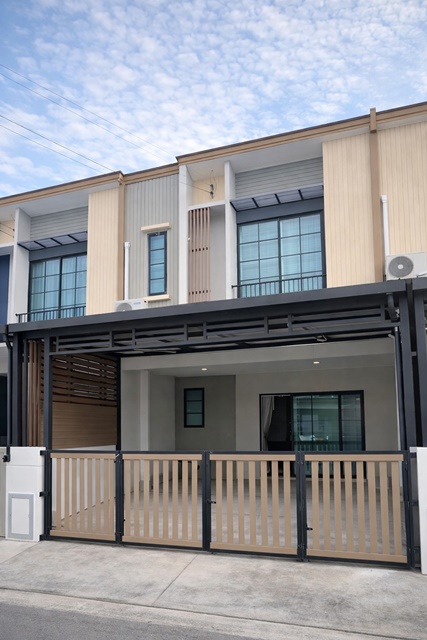 ใกล้ตลาดกิ่งแก้ว 2 กม. 18 ตร.ว. กิ่งแก้ว 31-39 ราชาเทวะ บางพลี  ทาวน์โฮม 2 ชั้นดีไซน์เรียบง่าย ฟังก์ชันลงตัว  3 นอน 2 น้ำ  150 ตร.ม. 14,998 B-M. ฟังก์ชันครบ เหมาะอยู่อาศัย ทำเลกิ่งแก้ว สุวรรณภูมิ เดินทางสะดวก ใกล้รพ.สิรินธร 2 กม.สถานศึกษา สนามบิน  แอร์พอร์ตลิ้งค์ สุวรรณภูมิ และแหล่งไลฟ์สไตล์ครบครัน2km. from King Kaew Market 18 sq.wa. Kingkaew 31-39 Rachathewa BangPhli Two story townhome 3bed 2bath  150 sq.m. 14,998B-M Complete functions ideal for living Convenient location in King Kaew Suvarnabhumi area Close to Sirindhorn Hospital 