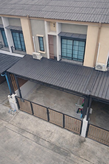 กิ่งแก้ว 31-39 ราชาเทวะ บางพลี  ทาวน์โฮม 2 ชั้นดีไซน์เรียบง่าย ฟังก์ชันลงตัว  3 นอน 2 น้ำ ใกล้ตลาดกิ่งแก้ว 2 กม. 18 ตร.ว. 150 ตร.ม. 14,999 B-M. ฟังก์ชันครบ เหมาะอยู่อาศัย ทำเลกิ่งแก้ว สุวรรณภูมิ เดินทางสะดวก ใกล้รพ.สิรินธร 2 กม.สถานศึกษา สนามบิน  แอร์พอร์ตลิ้งค์ สุวรรณภูมิ และแหล่งไลฟ์สไตล์ครบครันKingkaew 31-39 Rachathewa BangPhli Two story townhome 3bed 2bath 2km. from King Kaew Market 18 sq.wa. 150 sq.m. 14,999B-M Complete functions ideal for living Convenient location in King Kaew Suvarnabhumi area Close to Sirindhorn Hospital 2 