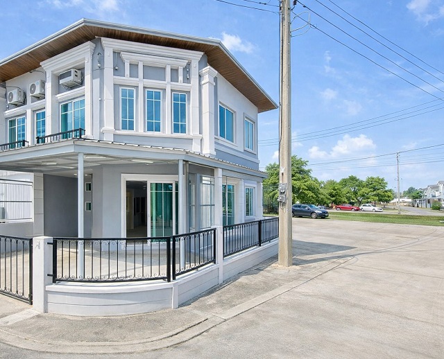 ใกล้BTS สำโรง 1.1 กม.ทำเลสุขุมวิท 113 บ้านมุม 17 ตร.ว.132 ตร.ม.สุขุมวิท-ลาซาล ทาวน์โฮม 3 นอน 2 น้ำ  23,999 B-M. ฟังก์ชันครบ เหมาะอยู่อาศัย หรือโฮมออฟฟิศ เดินทางสะดวก ใกล้แหล่งไลฟ์สไตล์ อิมพีเรียลเวิลด์ สำโรง 1.2 กม. รร.นานาชาติ และสิ่งอำนวยความสะดวกครบครัน ในโซนสำโรง เชื่อมต่อถนนหลักหลายสาย โกลเด้น near BTS Samrong 1.1 km. Located on Sukhumvit 113 corner unit 17 sq.wa. 132 sq.m. 23,999 B-M.  Sukhumvit-Lasalle 3-bed2-bath townhome  Fully functional suitable for residence or home office Convenient transportation close to lifestyle a