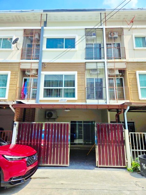 พัฒนาการ30-34  ทาวน์โฮม 3 ชั้น  3 นอน 3 น้ำ ใกล้ ธัญญะ พาร์ค 900 ม. รีโนเวทใหม่ทั้งหลัง 20 ตร.วา. 240 ตร.ม. 33,999 B-M. เฟอร์ฯ เครื่องใช้ไฟฟ้าครบ ทำเลพัฒนาการ เดินทางสะดวก ใกล้ม.เกษมบัณฑิต 1 กม.ตลาดพัฒนาการ ทางด่วน และรถไฟฟ้า เข้า-ออกสะดวก เชื่อมต่อถนนหลักหลายเส้นทางPhatthanakan 30-34 3 story townhome 3 bed 3 bath near Thanya Park 900 m. newly renovated land size 20 sq.wa. usable area 240 sq.m. rent 33,999 B-M fully furnished with appliances located in near Kasem Bundit University 1 km. close to market expressway and BTS with easy access to main roadsถ.ศรีนครินทร์ พ�