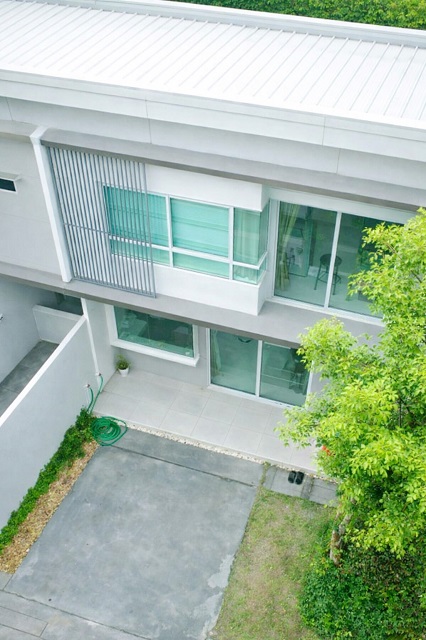 ใกล้ เอแบคบางนา 900 ม. ทาวน์เฮ้าส์ 2 ชั้นฟังก์ชัน 2 นอน 3 น้ำดีไซน์สไตล์โมเดริน์ 18 ตร.วา. 145 ตร.ม. พร้อมสวนส่วนตัว เฟอร์ฯบิ้วอินครบ 11,999 B-M. เหมาะอยู่อาศัย บรรยากาศเงียบสงบ เดินทางสะดวก ทำเลบางนา ใกล้ตลาดสดบางบ่อ 1 กม.สถานศึกษา และทางด่วนบางนาnear Assumption University Bangna 900m.Two story townhome 2 bed 3 bath modern design land size 18 sq.wa. usable area 145 sq.m. with private garden built in furniture rent 11,999 B-M ideal for living in quiet atmosphere in Bangna near Bang Bo Market 1 km. and expressway with convenient transportationทางด่วนบางนา ถ.บางนา-ตร�