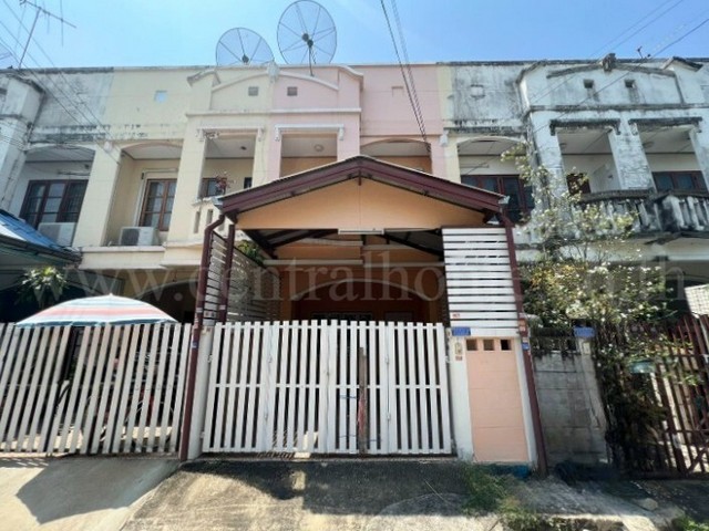 รหัสทรัพย์ : 7186ทาวน์เฮ้าส์ บ้านพิชาดา&nbsp;บ้านกล้วย - ไทรน้อย ราคาถูกมากที่ตั้ง : ถนนบ้านกล้วย-ไทรน้อย ตำบลพิมลราช&nbsp;อำเภอบางบัวทอง&nbsp;นนทบุรี&nbsp;รายละเอียดทรัพย์ :- เนื้อที่ 21&nbsp;ตารางวา พื้นที่ใช้สอย 100 ตารางเมตร- 2 ห้องนอน, 2&nbsp;ห้องน้ำ, 1 ห้องนั่งเล่น, 1 ห้องครัว, 1 ที่จอดรถ- พื้นบนกระเบื้อง พื้นล่างกระเบื้อง- ต่อเติมครัว หลังคาที่จอดรถ- หน้าบ้านหันทิศตะวันออกสิ่งอำนวยความ�