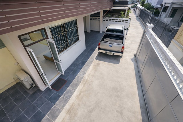 ICONSIAM 2กม. MRT อิสรภาพ 11-15  ราชภัฏบ้านสมเด็จ 100 ตรม.  ให้เช่าบ้านเดี่ยว 25ตรว. 1นอน 1น้ำ 9,998B-M BigC 200ม.ICONSIAM 2km, MRT Isaraphap 11-15, Ban Somdej Rajabhat University, 100 sq m. Detached house for rent, 25 sq wah, 1 bedroom, 1 bathroom, 9,998 THB. BigC 200m.ถนน อิสรภาพ 11-15 แขวง หิรัญรูจี เขตธนบุรี กรุงเทพมหานคร 10600 25 ตรว. 100 ตรม.1ห้องนอน1ห้องน้ำพร้อมสวน- มาพร้อมเฟอร์นิเจอร์ ครบ มีแอร์ในตัว - อยู่ใกล้แหล่งอำนวยความสะดวกติด BigC  จอดรถยนต์ได้ 2 คัน- มีพื้นที่หน้าบ้านสถานที่ใกล้เคียง สระว่�