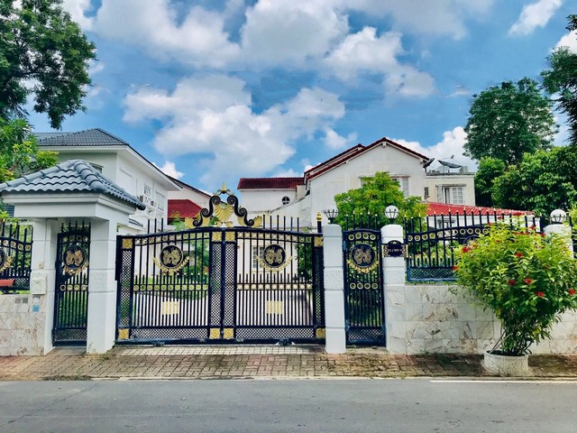  ขายด่วน บ้านเดี่ยว หมู่บ้านลดาวัลย์ ปิ่นเกล้า – บรมราชชนนี บ้านสวย พื้นที่เยอะ บรรยากาศร่มรื่น  ทำเลศักยภาพ เดินทางสะดวก ที่ตั้ง : หมู่บ้านลดาวัลย์ ปิ่นเกล้า – บรมราชชนนี ติดถนนบรมราชชนนี เข้า–ออกสะดวก เชื่อมต่อเมืองได้ง่าย รายละเอียดทรัพย์ • เนื้อที่ 181 ตารางวา พื้นที่ดิน : สีเขียว • พื้นที่ใช้สอย 160 ตร.ม. • 3 ห้องนอน | 3 ห้องน้ำ • 1 ห้องพักผ่อน • 1 ห้องครัว • หน้าบ้า�