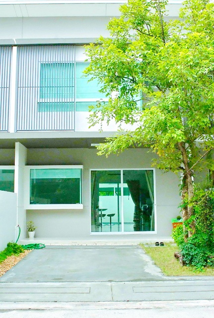 พร้อมสวนส่วนตัว เฟอร์ฯบิ้วอินครบ 11,998 B-M. ใกล้ เอแบคบางนา 900 ม. ทาวน์เฮ้าส์ 2 ชั้นฟังก์ชัน 2 นอน 3 น้ำดีไซน์สไตล์โมเดริน์ 18 ตร.วา. 145 ตร.ม. เหมาะอยู่อาศัย บรรยากาศเงียบสงบ เดินทางสะดวก ทำเลบางนา ใกล้ตลาดสดบางบ่อ 1 กม.สถานศึกษา และทางด่วนบางนาwith private garden built in furniture rent 11,998 B-M near Assumption University Bangna 900m.Two story townhome 2 bed 3 bath modern design land size 18 sq.wa. usable area 145 sq.m. ideal for living in quiet atmosphere in Bangna near Bang Bo Market 1 km. and expressway with convenient transportationทางด่วนบางนา ถ.บางนา-ตร�