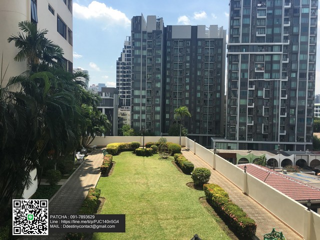  ขายคอนโดหรู ย่านทองหล่อ – เอกมัย ใจกลางไลฟ์สไตล์ระดับพรีเมียม ทำเลศักยภาพสูง ใจกลางย่านธุรกิจและไลฟ์สไตล์ของกรุงเทพฯ ใกล้ BTS ทองหล่อ และ BTS เอกมัย รายล้อมด้วยร้านอาหาร คาเฟ่ อินเตอร์เนชันแนลสคูล และโรงพยาบาลชั้นนำ *ลดราคาจาก 49,000,000.- เหลือเพียง 36,000,000.-   พื้นที่ใช้สอยขนาดใหญ่ 452 ตร.ม. 5 ห้องนอน | 5 ห้องน้ำ จุดเด่นพิเศษของยูนิต * อพาร์ทเมนท์สไตล์ **Private Villa บนสระว่ายน้ำ** * ลิฟ�