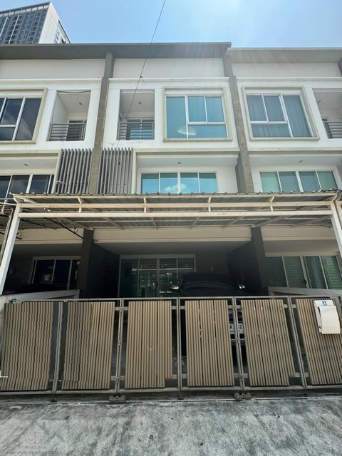 ขายทาวน์โฮม 3 ชั้น ลุมพินี ทาวน์ เรสซิเด้นซ์ ลาดพร้าว สเตชั่น ลาดพร้าว 21 ใกล้ MRT ลาดพร้าว*** ราคาขาย 14.5 ล้านบาท  ติดต่อ::  ชยา โทร/ID Line:: 0942823961   Link Line:: https://line.me/ti/p/3xFA1An8Kcรหัส# T26-571 ทาวน์โฮม 3 ชั้น ลุมพินี ทาวน์ เรสซิเด้นซ์ ลาดพร้าว สเตชั่น ซอย ลาดพร้าว 21  *พร้อมผู้เช่า* • ที่ดิน 22 ตร.วา• พื้นที่ใช้สอย 200 ตร.ม.• 3 ห้องนอน 4 ห้องน้ำ• 1 ห้องครัว• จอดรถในบ้านได้ 2 คัน• เหมาะทำสำนักงาน / บริษัท / อยู่อาศัย• �