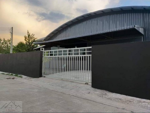 ให้เช่าโกดังพร้อมออฟฟิศ 200 ตรว. 440 ตรม. ถนนหทัยราษฎร์ 38 ไฟฟ้า 3 เฟส ทำเลดี เข้าซอยไม่ลึก *** ราคาเช่า 65,000 บาท/เดือนติดต่อ:: ชยา โทร/ID Line:: 0942823961Link Line:: https://line.me/ti/p/3xFA1An8Kcรหัส# T26-566โกดังพร้อมสำนักงาน ซอยหทัยราษฎร์ 38 ห่างจากนนหทัยราษฎร์ เพียง 50 เมตร• เนื้อที่ 200 ตารางวา• พื้นที่ใช้สอย 440 ตารางเมตร • พร้อมออฟฟิศ 2 ห้อง • ห้องน้ำ 2 ห้อง • แอร์ 2 ตัว• ไฟฟ้า 3 เฟส (300-400kva) • รถใหญ่ 4-6 ล้อเข้า-ออกสะดวก• พื้นรับ�