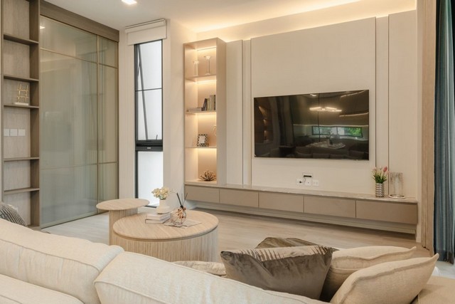 รหัสC7119 ขาย ให้เช่า บ้านเดี่ยว VIVE Krungthep Kreetha วีเว่ กรุงเทพกรีฑา มีลิฟท์ พร้อมหิ้วกระเป๋าเข้าอยู่**ให้เช่า/ขาย**ราคาเช่า 300,000 บาท/เดือนราคาขาย 47,000,000บาท (สี่สิบเจ็ดล้านบาท)สนใจติดต่อโทร : 095-823 9789 คิทLine id : candy.456Line Add Friend : https://line.me/ti/p/rHhjrvhm_zโทร : 091-782 8924 ต้นLine : seng.456Line Add Friend : https://line.me/ti/p/iHsUxP2IlTบ้านเดี่ยว VIVE Krungthep Kreetha วีเว่ กรุงเทพกรีฑา มีลิฟท์ พร้อมหิ้วกระเป๋าเข้าอยู่ขนาดที่ดิน 92.4 ตารางวาพื้นที่ใช้สอย 421 ตารางเมตร4 