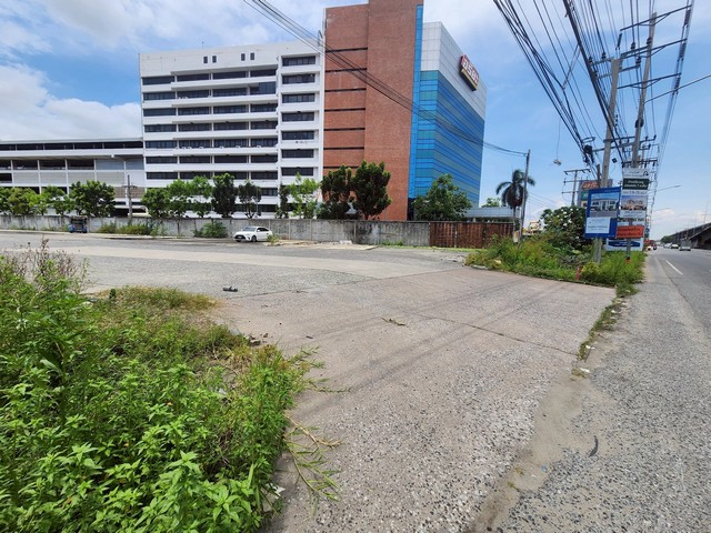 ให้เช่าที่ดิน 6 ไร่ ติดถนนบางนา-ตราด กม.13 อำเภอบางพลี สมุทรปราการรหัส  TTR 2841ให้เช่าที่ดิน 6 ไร่ ติดถนนบางนา-ตราด กม.13 อำเภอบางพลี สมุทรปราการรายละเอียด- เนื้อที่ 6-0-68 ไร่ - หน้ากว้างประมาณ 62 เมตร ลึกประมาณ 180 เมตร- เหมาะสำหรับทำโกดังสินค้า ลานจอดรถเทรลเลอร์ สำนักงาน - ใกล้สนามบินสุวรรณภูมิ /ใกล้นิคมอุตสาหกรรมบางพลีราคาเช่า 500,000/ เดือน เงินประกัน 3 ล่วงหน้า1 เดือน สัญญาขั้น�