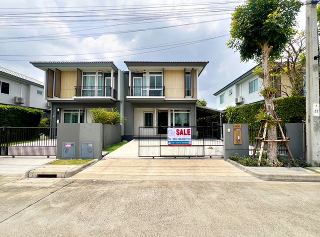 รหัสทรัพย์ 68136บ้านแฝด หมู่บ้าน อินนิซิโอ 3  ปิ่นเกล้า - วงแหวน  ( ถนนเมน ตรงข้ามคลับเฮาส์ สวนโครงการ ) ขายถูกสุดในโครงการ ที่ตั้ง : ถนนกาญนาภิเษก - ศาลายา ตำบลศาลากลาง อำเภอบางกรวย จังหวัดนนทบุรี  11130รายละเอียดทรัพย์- ที่ดิน  37.7  ตารางวา พื้นที่ใช้สอย 135 ตารางเมตร - 3 ห้องนอน 3 ห้องน้ำ 1 ห้องรับแขก 1 ห้องครัว  พร้อมเคาท์เตอร์ครัวบิวท์อิน - จอดรถในบ้านได้ 2 คัน  - แถมฟรีเครื่องปร�