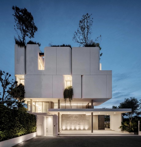 ขาย บ้านเดี่ยวดีไซน์โดดเด่น 6 ชั้น พร้อมลิฟต์และสระว่ายน้ำ เหมาะสำหรับผู้ที่มองหาบ้านขนาดใหญ่ที่มีเอกลักษณ์เฉพาะตัวที่ตั้ง: กรุงเทพมหานครรายละเอียดบ้าน- บ้านเดี่ยว 6 ชั้น- 4 ห้องนอน- มีห้องแม่บ้าน- มีลิฟต์ภายในบ้าน- มีสระว่ายน้ำราคาขาย 78000000 บาทสนใจนัดชมบ้านติดต่อคุณเอก 081-852-3879Line ID: kamol_1964รายละเอียดเพิ่มเติม:http://www.estatealaddin.com/site/index.php?p=estate_details&id=5052