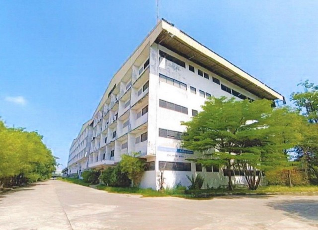  ขายที่ดินพร้อมโรงงาน ขนาดใหญ่ 83-3-2 ไร่ พุทธมณฑลสาย4 ทำเลศักยภาพสูง ใกล้เมือง เดินทางสะดวก เหมาะลงทุนอุตสาหกรรม / โลจิสติกส์ ที่ตั้ง : พุทธมณฑลสาย 4 ย่านชุมชน รายล้อมด้วยหมู่บ้านจำนวนมาก และโรงงานอุตสาหกรรม ผังเมืองสีเขียว ขายรวมสิ่งปลูกสร้าง (โรงงาน + อาคาร) ราคาล่าสุด : 950 ล้านบาท  (เฉลี่ยประมาณ 28,356 บาท / ตร.ว.) จุดเด่นทรัพย์ แปลงใหญ่ หายากในโซนฝั่งธนฯ เหมาะสร้างโรง�