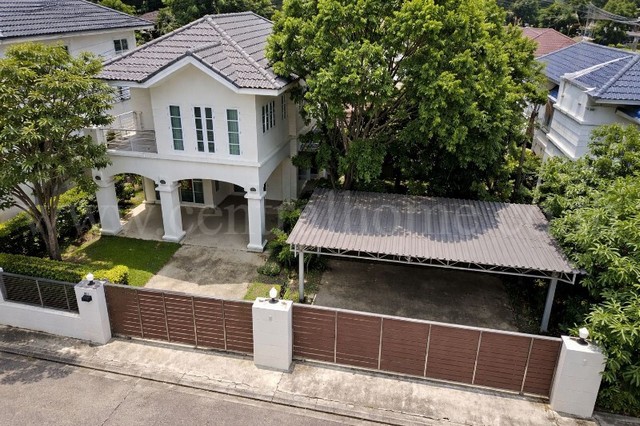 รหัสทรัพย์ :&nbsp;N1061บ้านเดี่ยว แกรนด์โฮม พหลโยธิน 48 หลังมุม 141 ตร.ว. พร้อมเรือนรับรองส่วนตัว ใกล้ BTS สายหยุดที่ตั้ง : แขวงอนุสาวรีย์ เขตบางเขน กรุงเทพมหานคร 10220รายละเอียดทรัพย์&nbsp;- บ้านเดี่ยว 2 ชั้น พร้อมเรือนรับรอง 141 ตารางวา พื้นที่ใช้สอย 280 ตารางเมตร&nbsp;- 5 ห้องนอน,&nbsp;4 ห้องน้ำ,&nbsp;2 ห้องรับแขก,&nbsp;1 ห้องอเนกประสงค์,&nbsp;1 ห้องครัว,&nbsp;1 ห้องเก็บของ,&nbsp;5 ที่จอดรถ&nbsp;- เรือนรับรอง&nbsp;1 ห้องนอน, 1 