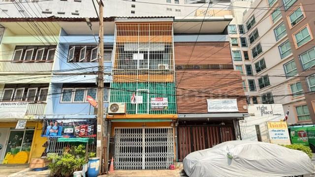 รหัสทรัพย์ : N1108ตึกแถว อาคารพาณิชย์ 3 ชั้น ซอยสาธุประดิษฐ์ 31 ถนนพระราม 3&nbsp;ที่ตั้ง : ถนนพระราม 3 เขตยานนาวา แขวงช่องนนทรีย์ กรุงเทพมหานคร 10120รายละเอียดทรัพย์- อาคารพาณิชย์ 3 ชั้น เนื้อที่ 20 ตารางวา พื้นที่ใช้สอย 400 ตารางเมตร- 2 ห้องนอน, 3&nbsp;ห้องน้ำ, 3 ห้องโถง, 1 ที่จอดรถ รถสามารถจอดในตัวอาคารได้- แอร์ 2 เครื่อง, ปั๊มน้ำ+แทงค์น้ำ- พื้นชั้น 1 เป็นพื้นปูน, พื้นชั้น 2 - 3 เป็นพื้นหินอ่อน-