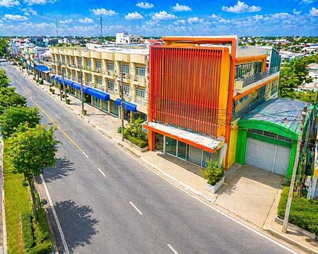 ตลาดร่มหุบ 500 ม.แม่กลอง วัดธรรมนิมิต อาคารพาณิชย์ 4 ชั้น 2 คูหา 4นอน รพ.สมเด็จพระพุทธเลิศหล้า 1 กม.3 น้ำ ใกล้บขส.สมุทรสงคราม 800 ม.และตลาดร่มหุบ ทำเลแม่กลอง ขนาดใหญ่ 32 ตร.วา. 500 ตร.ม. 28,998 B-M.รองรับธุรกิจหลากหลาย ฟังก์ชันครบ เหมาะค้าขาย โกดัง หรือสำนักงาน ใกล้แหล่งชุมชน สถานศึกษา และท่าเรือแม่กลอง มีผู้คนสัญจรตลอด เข้า-ออกสะดวก เชื่อมต่อถนนหลักของเมืองแม่กลองMaeklong Railway Market 500m Wat Thamma