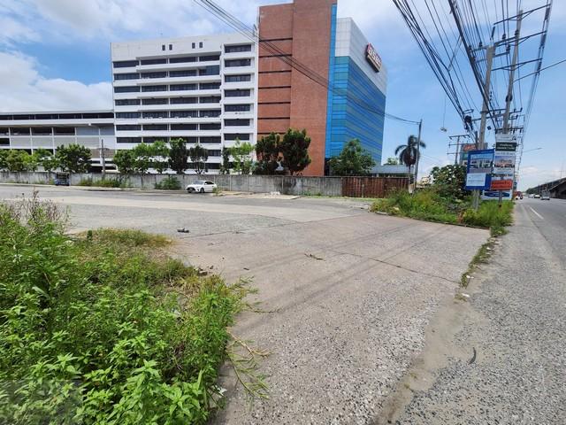 ให้เช่าที่ดินแปลงใหญ่ถมแล้ว 6 ไร่กว่า ติดถนนบางนา-ตราด กม.13 ใกล้มาร์เก็ต วิลเลจ ใกล้สนามบินสุวรรณภูมิติดต่อ:: ชยา โทร/ID Line:: 0942823961Link Line:: https://line.me/ti/p/3xFA1An8Kcรหัส# T26-569ที่ดินแปลงใหญ่ถมแล้ว ติดถนนบางนา-ตราด กม.13• เนื้อที่ 6 ไร่ 68 ตารางวา• หน้ากว้างประมาณ 62 เมตร ลึกประมาณ 180 เมตร• เหมาะสำหรับทำโกดังสินค้า ลานจอดรถเทรลเลอร์ สำนักงาน Showroom ขนาดใหญ่• ที่ดินถมแล้ว พร้อมใช้งาน• ใกล้สนามบินส