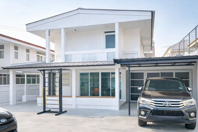 เดอะไนน์ พระราม 9 ตลาดเสรีมาร์เก็ต 595ม. ทางด่วนพระราม9  บ้านเดี่ยว 2 ชั้น 3-4นอน 3ปีมีครั้ง 2 น้ำ กว้างขวาง 65ตร.ว. 252 ตร.ม. 34,999 B-M.รพ.วิภาราม 950 ม. ขาย 17.99 ลบ.ทำเลพระราม 9 รพ.วิภาราม 950 ม. เหมาะสำหรับอยู่อาศัย พร้อมที่จอดรถ ทำเลดี เข้า-ออกสะดวก ใกล้รถไฟฟ้าหัวหมาก และแหล่งไลฟ์สไตล์Seri marketThe Nine Rama9 595m.Rama9 Expressway Two story detached house 3-4bed Once every 3 years 2 bath 65sq.wa.  252 sq.m. Vibharam Hospital 950m. price 34,999 B-M selling price 17.99 million bath located on Rama 9 950 m. from Vibharam Hospital suitable for living with parking easy acce