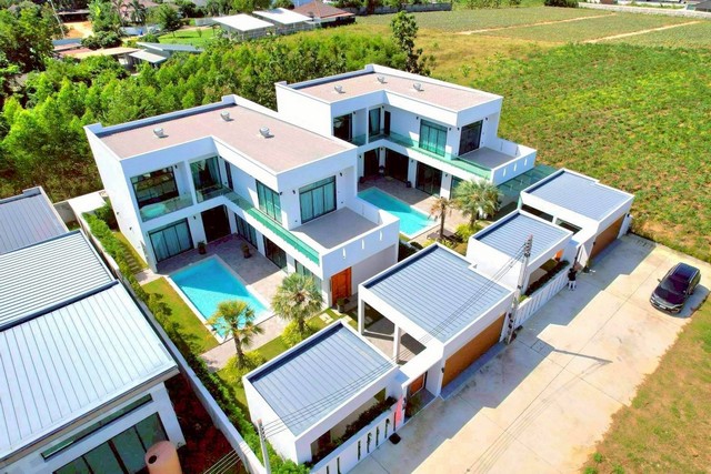 ขายพูลวิลล่าหรูสไตล์โมเดิร์น ขายพูลวิลล่าหรู โมเดิลลักซูรี่ 2 ชั้น พร้อมสิ่งอำนวยความสะดวกครบครันโทร. 095-196-4242 (คุณจุ๊)Line ID : jll689WhatsApp : wa.me/66951964242FB page : https://www.facebook.com/ChulaluckHomeliving/พิกัด ทุงกลม-ตาลหมัน ห้วยใหญ่ (ชูการ์ปาล์มพูลวิลล่า) บางละมุง ชลบุรีรายละเอียด- ขนาดที่ดิน 132 ตร.ว. [ 528 ตร.ม.] / พื้นที่ใช้สอย (ตัวบ้าน) 300 ตรม.  2 ชั้น- 4 ห้องนอน 5 ห้องน้ำ- 2 ห้องนั่งเล่น- จอดรถ 2 คัน- โรงจอดรถประตูอัตโนมัติ- สร�