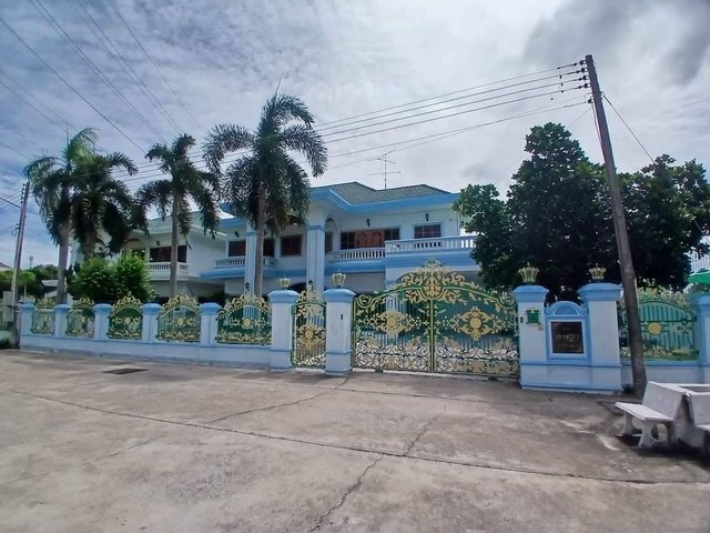 ขายบ้านเดี่ยว 2 ชั้น หมู่บ้านไดมอนด์เฮาส์ คฤหาสน์หลังใหญ่ ทำเรือนรับรอง บ้านพักตากอากาศ ใกล้กรุงเทพ ใกล้นิคมอมตะนครชลบุรี ใกล้เมืองชลบุรีโทร. 095-196-4242 (คุณจุ๊)Line ID : jll689WhatsApp : wa.me/66951964242FB page : https://www.facebook.com/ChulaluckHomeliving/พิกัด ต.นาป่า อ.เมืองชลบุรี จ.ชลบุรีรายละเอียด- ขนาด 128 ตารางวาชั้นบน- 3 ห้องนอน 3 ห้องน้ำ (มีห้องน้ำในห้องนอนทุกห้อง)- 1 ห้องพระชั้นล่าง- 1 ห้องนอน (มีห้องน้ำ ในตัวพร้อม)- 1 ห้องท�