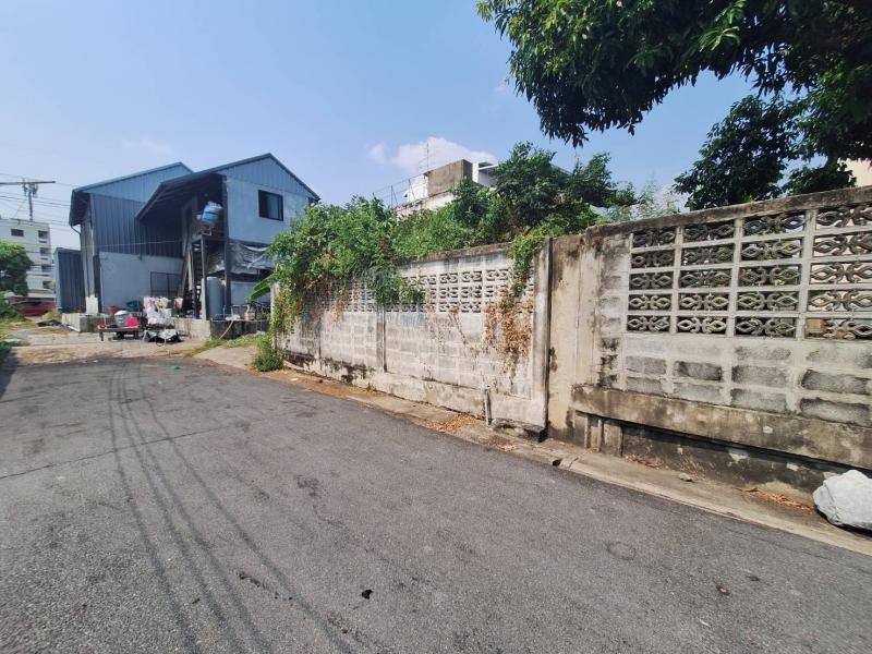 ##ขายที่ดินเปล่า 65 ตรว. ใกล้สนามบินดอนเมือง อ.ลำลูกกา จ.ปทุมธานีโซน : อ.ลำลูกกา  จ.ปทุมธานี ที่ตั้ง :  ถนนลำลูกกา  ต.คูคต  อ.ลำลูกกา  จ.ปทุมธานี  12130ลักษณะโดยทั่วไป- ขายที่ดินแปลงสวย, ใกล้สนามบินดอนเมือง- เนื้อที่  65 ตรว. , ทำเลสวย, ติดถนนลำลูกกา- หน้ากว้างติดถนน 11 เมตร  ลึก 24  เมตร - ตั้งในแหล่งชุมชน  เดินทางเข้า ออก ได้หลายเส้นทาง- ใกล้แหล่งอำนวยความสะดวก อาทิ ห้างสรรพสินค้า โร