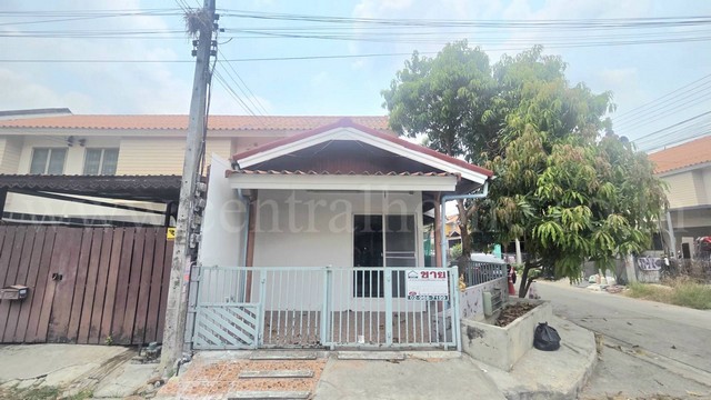 รหัสทรัพย์&nbsp; 5630ทาวน์เฮ้าส์ 2 ชั้น หลังมุม บ้านเอื้อ&nbsp; รังสิต - นครนายก คลอง 9ที่ตั้ง :&nbsp;ถนนนรังสิต - นครนายก&nbsp;ตำบลบึงสนั่น&nbsp;อำเภอธัญบุรี&nbsp;จังหวัดปทุมธานี&nbsp;12110รายละเอียดทรัพย์- ทาวน์เฮ้าส์ 2 ชั้น ขนาดเนื้อที่&nbsp;22.7&nbsp;ตารางวา พื้นที่ใช้สอย 109&nbsp;ตารางเมตร- 2&nbsp;ห้องนอน, 1&nbsp;ห้องน้ำ, 1 ห้องนั่งเล่น, 1 ห้องครัว, 1 ที่จอดรถ- พื้นบนกระเบื้อง, พื้นล่างกระเบื้องยาง- หน้าบ้านหันทางทิศ�