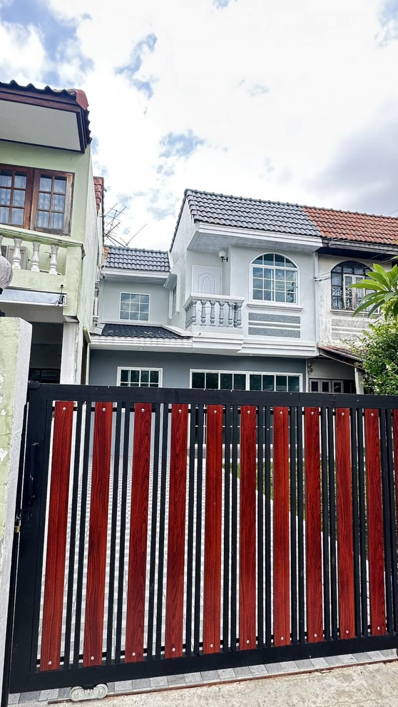 ขายทาวน์เฮาส์ 2 ชั้น หมู่บ้านบัวทอง  จ.นนทบุรีที่ตั้ง : ตำบลบางรักพัฒนา อำเภอบางบัวทอง จังหวัดนนทบุรี 11110ขนาดพื้นที่ : 30 ตารางวารายละเอียดทาวน์เฮาส์ 2 ชั้น รีโนเวทใหม่ทั้งหลัง พร้อมเข้าอยู่อาศัย3 ห้องนอน2 ห้องน้ำจุดเด่น-เหมาะกับคนทำงานที่ต้องเข้าเมือง-ใกล้ สถานีรถไฟฟ้าบางไผ่ เดินทางเข้าเมืองได้สะดวกขึ้นสถานที่ใกล้เคียง- ใกล้โรงเรียนกสิณทรเซนต์ปีเตอร์- ใกล�