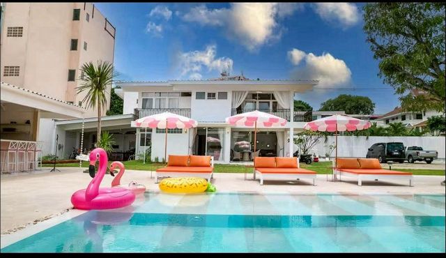 โซนนิมมาน ให้เช่า 250,000 บาท/เดือน ไพรเวทวิลล่า 1 ไร่ ใจกลางศิริมังคลาซอย 3 บ้านหรูหลังใหญ่ ใกล้นิมมานแค่ 1 นาที | รองรับอีเวนท์สุดพิเศษทุกโมเมนต์ไฮไลต์ตัวบ้านพื้นที่ใหญ่ 1 ไร่เต็ม6 ห้องนอน | 6 ห้องน้ำห้องน้ำในตัว 4 ห้องจอดรถด้านใน 8–10 คัน(ด้านนอกมีทั้งลานจอดแบบฟรี & เสียค่าจอด)เช่า 250,000 บาท / เดือนประกัน 4 เดือนนิมมาน – ศิริมังคลาจารย์ ซอย 3ใกล้สนามบินเชียงใหม่เพียง 12 นา�