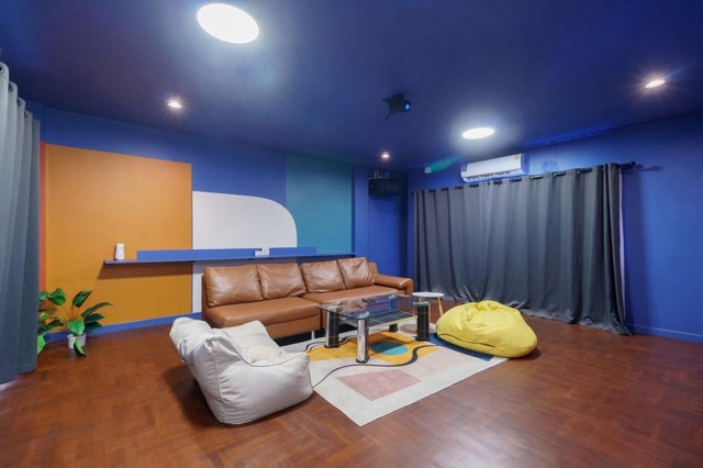 ให้เช่าบ้านหรู ทาวน์โฮม 5 ชั้น ใจกลางทองหล่อ ซอย 25 ตกแต่งสวยพร้อมเข้าอยู่ราคาเช่าพิเศษ 100,000 บาท/เดือน ลดจากปกติ 120,000 สัญญาเช่า 1 ปี ประกัน2 ล่วงหน้า1 ติดต่อ คุณช่อผกา โทร 0616198565 LINE 0616198565สำรอง LINE 0812523279 ส่งลิ้งก์ไว้ได้เลย• ออกแบบโดย: สถาปนิก (ดีไซน์โดดเด่น มีเอกลักษณ์ ฟังก์ชันครบครัน)• พื้นที่ใช้สอย: 400 ตารางเมตร (กว้างขวาง โอ่โถง เหมาะสำหรับครอบครัวใหญ่)• ที่จอดรถส่วนตัว 2 คัน• 