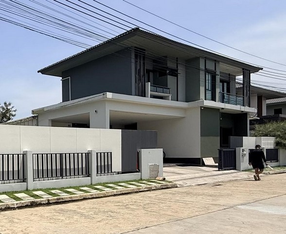 RH02140 ให้เช่าบ้านเดี่ยว หลังมุม 4 ห้องนอน 5 ห้องน้ำ   หมู่บ้านสราญสิริ ศรีวารี ใกล้ สนามบินสุวรรณภูมิโครงการ,สราญสิริ ศรีวารีที่อยู่: หมู่บ้านสราญสิริ ศรีวารี ตำบล ศีรษะจรเข้น้อย อำเภอบางเสาธง สมุทรปราการ 10540บ้านเดี่ยว 2 ชั้น 93 ตร.วา พื้นที่ใช้สอย 240 ตรม.- 4 ห้องนอน 5 ห้องน้ำ - แอร์ 3 เครื่อง มีห้องน้ำในตัวทุกห้อง - ครัวฝรั่งบิ้วอินวัสดุชั้นดีเกรดพรีเมี่ยม และคงทนเพิ่มอา�