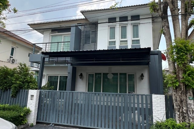    ขายบ้านเดี่ยว 2 ชั้น โครงการ สราญสิริ ประชาอุทิศ - สุขสวัสดิ์ เขตทุ่งครุ กรุงเทพ   แขวงทุ่งครุ เขตทุ่งครุ กรุงเทพ  ราคา  5,490,000   บาท  (ราคาต่อรองได้)  รายละเอียดทรัพย์ -  เนื้อที่ 55.1 ตร.ว.  พื้นที่ใช้สอย 134 ตร.ม. -  4 ห้องนอน 3 ห้องน้ำ   -  ที่จอดรถ 2 คัน -  บ้านหันไปทางทิศ เหนือ  พิกัดทรัพย์ : https://maps.app.goo.gl/cxLUAwgqvnBQoquh6  สถานที่ใกล้เคียง   -  บิ๊กซี สุขสวัสดิ์  7.4 กม. -  โรงเรียนสารสาสน์วิเทศ  2.7 กม. -  เทคโนโ�