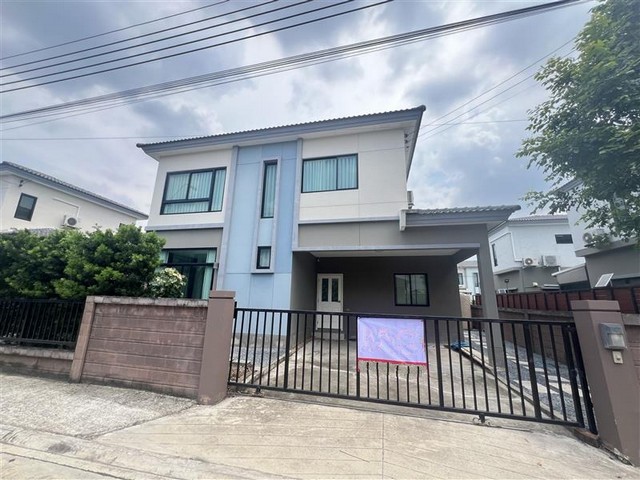    ขายบ้านเดี่ยว 2 ชั้น โครงการ คาซ่า วิลล์ วงแหวน-รามอินทรา    แขวงออเงิน เขตสายไหม กรุงเทพ  ราคา  5,590,000  บาท  (ราคาต่อรองได้)  รายละเอียดทรัพย์ -  เนื้อที่ 50.2 ตร.ว.  พื้นที่ใช้สอย 128 ตร.ม. -  3 ห้องนอน 3 ห้องน้ำ   -  ที่จอดรถ 2 คัน -  บ้านหันไปทางทิศ  พิกัดทรัพย์ : https://maps.app.goo.gl/zYVJjMmKdXfp4mj17  สถานที่ใกล้เคียง   -  โรงพยาบาลสายไหม  9.2 กม. -  โรงเรียนสารสาสน์วิเทศ สายไหม  9.5 กม. -  The Promenade รามอินทรา  8.3 กม. -  Lotus’s สุขาภิบ