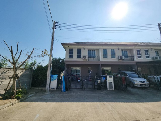  รหัสทรัพย์ (Code ID) :  PTT-26-B13900  ราคา  2,500,000 บาท (ราคาต่อรองได้) ▸ เนื้อที่ 30.40 ตารางวา  พื้นที่ใช้สอย 116 ตารางเมตร   ▸ - ห้องนอน - ห้องน้ำ     ▸ 1 ที่จอดรถ   ทาวน์เฮ้าส์หันไปทางทิศ   พิกัดทรัพย์ :  https://maps.app.goo.gl/Dooa3uHUYLes5Div5  สถานที่ใกล้เคียง ▸ใกล้ตลาดชัชวาล คลอง 7 ▸ใกล้วัดสายไหม ▸ใกล้โรงพยาบาลซีจีเอช ลำลูกกา ▸ใกล้โรงเรียนเตรียมอุดมศึกษาพัฒนาการ​ ปทุมธานี  สอบถามเพิ่มเติม / นัดชม โทร. 097-419-5982(พลอย) โทร. 096-