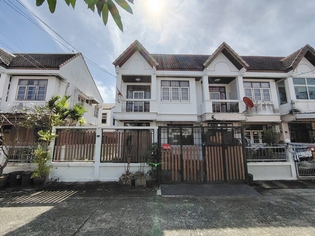   ขายทาวน์เฮ้าส์ 2 ชั้น โครงการ บ้านเมธา 2   ห่างจาก แฟชั่นไอส์แลนด์ 6 กม.  ซอย คู้บอน 27 แยก 16 แขวง ท่าแร้ง เขตบางเขน กรุงเทพ   ราคา  2,590,000   บาท  (ราคาต่อรองได้)  รายละเอียดทรัพย์ -  เนื้อที่ 28 ตร.ว.     -  2 ห้องนอน 2 ห้องน้ำ   -  ที่จอดรถ 1 คัน -  บ้านหันไปทางทิศ ตะวันตกเฉียงเหนือ  พิกัดทรัพย์ : https://maps.app.goo.gl/TA8tWcQr1B93Qkm39  สถานที่ใกล้เคียง   -  แฟชั่นไอส์แลนด์  6 กม. -  ซาฟารีเวิลด์  8.3 กม. -  โรงพยาบาลพญาไท นวมินท