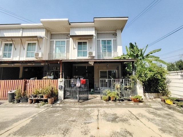    ขายทาวน์เฮ้าส์ 2 ชั้น โครงการ พฤกษาวิลล์ 80 พระราม 2-ท่าข้าม   แขวงแสมดำ เขตบางขุนเทียน กรุงเทพ   ราคา  2,900,000  บาท  (ราคาต่อรองได้)  รายละเอียดทรัพย์ -  เนื้อที่ 24.9 ตร.ว.  พื้นที่ใช้สอย 95 ตร.ม. -  3 ห้องนอน 2 ห้องน้ำ   -  ที่จอดรถ 2 คัน -  บ้านหันไปทางทิศ ตะวันออก  พิกัดทรัพย์ : https://maps.app.goo.gl/h23U4BAAdPGX4K2H7  สถานที่ใกล้เคียง   -  ตลาดอินดี้ บางขุนเทียน -  บิ๊กซี ซูเปอร์เซ็นเตอร์ พระราม 2 -  โลตัส พระราม 2 -  โรงพ�