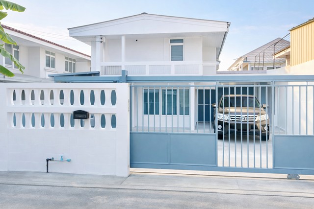 3ปีมีครั้ง รพ.วิภาราม 950 ม. ขาย 17.99 ลบ. เดอะไนน์ พระราม 9 ตลาดเสรีมาร์เก็ต 595ม. ทางด่วนพระราม9  บ้านเดี่ยว 2 ชั้น 3-4นอน 2 น้ำ กว้างขวาง 65ตร.ว. 252 ตร.ม. 34,998 B-M.ทำเลพระราม 9 รพ.วิภาราม 950 ม. เหมาะสำหรับอยู่อาศัย พร้อมที่จอดรถ ทำเลดี เข้า-ออกสะดวก ใกล้รถไฟฟ้าหัวหมาก และแหล่งไลฟ์สไตล์Once every 3 years Vibharam Hospital 950m.  Two story detached house 3-4bed Seri marketThe Nine Rama9 595m.Rama9 Expressway 2 bath 65sq.wa.  252 sq.m. price 34,998 B-M selling price 17.99 million bath located on Rama 9 950 m. from Vibharam Hospital suitable for living with parking easy ac