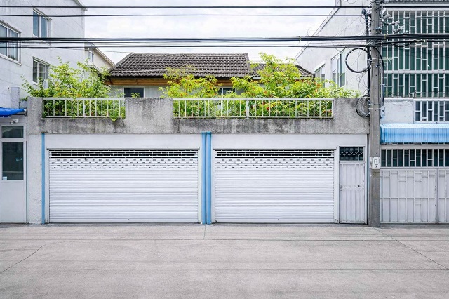 6นอน 3น้ำ BTSสุรศักดิ์472ม.สาทรใต้ 2คูหาติดกัน ทาวน์เฮาส์ 2 ชั้น 2 คูหา  29,998B-M เพียงระยะเดินทางสั้น ๆ เจริญราษฎร์  ยานนาวา  6beds 3baths. 29,998THB/month. Short walk to CharoenRat Yannawa. BTS Surasak 472m. Sathorn South. Two adjacent 2-story townhouses ทาวน์เฮาส์ 2 ชั้น ใจกลางเมืองย่านสาทร มี 2 คูหาติดกัน ตอนนี้ตีทะลุในบ้าน เจริญราษฎร์ถ.สาทรใต้ ยานนาวา สาทร กรุงเทพฯ***ไม่รับสัตว์เลี้ยง ****1 คูหา 136 ตรม 3นอน 2 น้ำ2 คูหา 272 ตรม 6นอน 3น้ำสามารถเช่าแยก หรือใช้พื้นที่ร