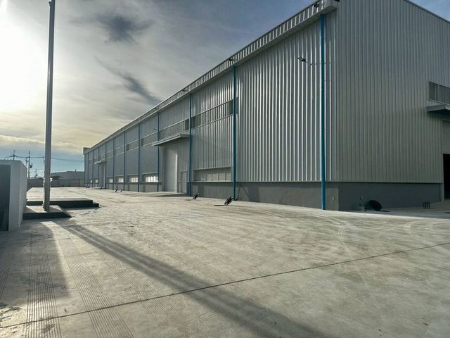 TEL : 092-288 9359 คุณดนิตาLine : https://line.me/ti/p/yxo92dHWP1ให้เช่าโรงงานระยอง ผังม่วงเข้ม ในนิคมอมตะซิตี้ อ.นิคมพัฒนา จ.ระยองโกดังสร้างใหม่ จะแล้วเสร็จพร้อมใช้ 15 สิงหาคม 68ว่าง 2 โรงขนาดพื้นที่ : 5,326 ตารางเมตรราคาเช่า : 200 บาท / ตรมสัญญาเช่าขั้นต่ำ 3 ปีเงินประกันการเช่า 3 เดือนเงินค่าเช่าล่วงหน้า 1 เดือนรายละเอียดโกดัง/โรงงาน- ความสูง 9 -12 ม.- พื้นรับน้ำหนัก 3 ตัน/ตรม.- ไฟฟ้า ขนาด 250 KVA- มีระบบรักษาความปลอ