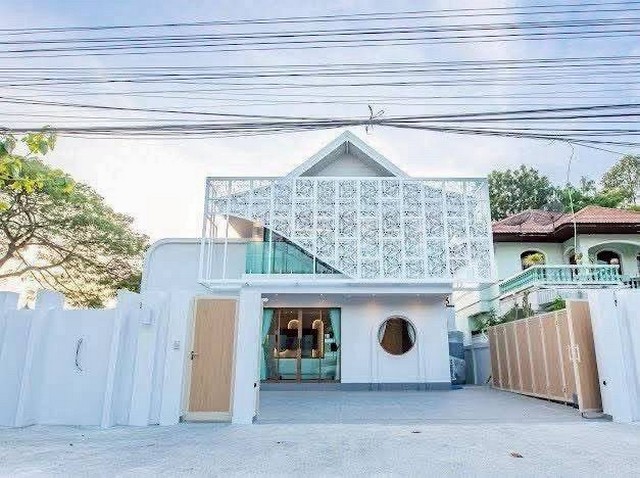 TEL : 092-288 9359 คุณดนิตาLine : https://line.me/ti/p/yxo92dHWP1รายละเอียด : บ้านเดี่ยวหลังใหญ่ พื้นที่ใช้สอยจุใจพื้นที่ 88ตรว (330ตรม)4 ห้องนอน  5 ห้องน้ำ 1 ห้องนั่งเล่นกว้างขวาง สระว่ายน้ำระบบเกลือส่วนตัว ครัวไทยกลางแจ้ง + โซนนั่งเล่นนอกบ้าน โต๊ะพูล โต๊ะกินข้าว ที่จอดรถในบ้าน 2 คัน ประตูรั้วรีโมทอัตโนมัติ ราคาเช่า 160,000 บาท/ต่อเดือน สัญญาขั้นต่ำ 6 เดือน สำหรับอยู่อาศัยทำธุรกิจรายวันได้ (สัญญา 1 ปี)เข�