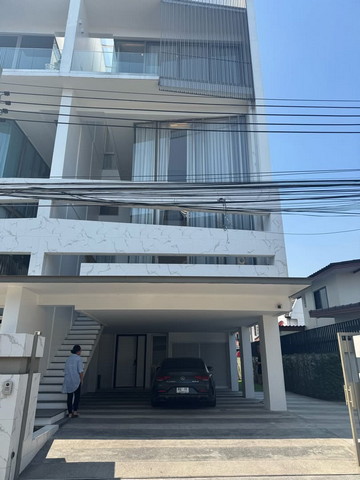 ขาย/เช่า โฮมออฟฟิศ 4 ชั้น โครงการ LUXE 35 (Luxury Townhome) มีลิฟท์ มีพิ้นที่สวนข้างบ้านเนื้อที่ 53.8 ตารางวา พื้นที่ใช้สอย 400 ตารางเมตร จำนวน 4 ชั้น 3 ห้องนอน 5 ห้องน้ำ 1 ห้องแม่บ้านห้องน้ำในตัวจอดรถ 4 คันราคาเช่า 150,000 ต่อเดือน แรกเข้าประกัน 2 เดือน + ล่วงหน้า 1 เดือนชั้น 2 Double Volume สูง 6.6 เมตรชั้น 2-3 เพดานสูง 3 เมตรชั้น 4 Master Bed เพดานสูง 3.2 เมตรขาย 22,000,000 บาท ที่ตั้ง ถนนรัชดา-ลาดพร้าว ซอยลาดพร้าว 35 แขวงจันท�