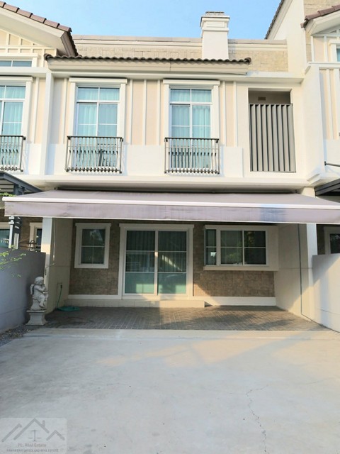 ให้เช่าทาวน์โฮมส์ 2 ชั้น 3 ห้องนอน อินดี้ 1 บางนา รามคำแหง2 ตรงข้าม Dulwich College International School Bangkok ใกล้เมกะบางนา*** ราคาเช่า 40,000 บาท/เดือน   ติดต่อ::  ชยา โทร/ID Line:: 0942823961   Link Line:: https://line.me/ti/p/3xFA1An8Kcรหัส# T26-581ทาวน์โฮมส์ 2 ชั้น อินดี้ 1 บางนา รามคำแหง2 • พื้นที่ใช้สอย 137 ตร.ม. • 3 ห้องนอน • 3 ห้องน้ำ • 2 ที่จอดรถ• หิ้วกระเป๋าพร้อมเข้าอยู่ได้เลย ตกแต่งเรียบร้อย  --สถานที่ตั้ง ถนนบางนา ตราด เข้าซอย Decathlon ปากทางเข้าตรงข�