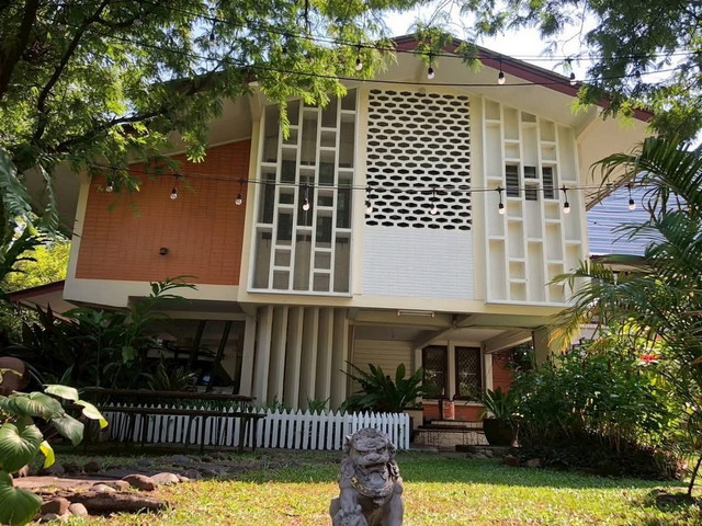 บ้านพหลโยธิน5ซอยราชครูให้เช่าใกล้ BTS อารีย์400 ตร.ม. มีพื้นที่สวน เฟอร์นิเจอร์บางส่วนเหมาะสําหรับโฮมออฟฟิศ ห้องทํางาน 7 ห้อง แยกห้องนั่งเล่นและห้องประชุม 5 ห้องน้ําและห้องครัว สวนเขียวชอุ่ม ให้เช่า 85,000/เดือนแรกเข้่าประกัน 2 เดือน + ล่วงหน้า 1เดือน สัญญาขั้นต่ำ 1ปี สนใจสอบถามข้อมูลเพิ่มเติม และนัดดูNH646Mobile : 099-0964478 Line ID :@Goodassets (มี@)คลิกแอดไลน์ที่ลิ้งค์ >>https://lin.ee/hCJ4ZI8We Chat : Achiwarasp…..หมา